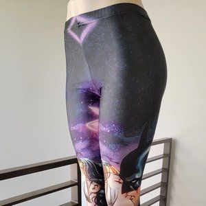 Batman kissing wonder-women leggings